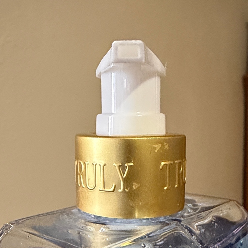 TRULY Birthday Suit Renewing Body Wash - Picture 5 of 5